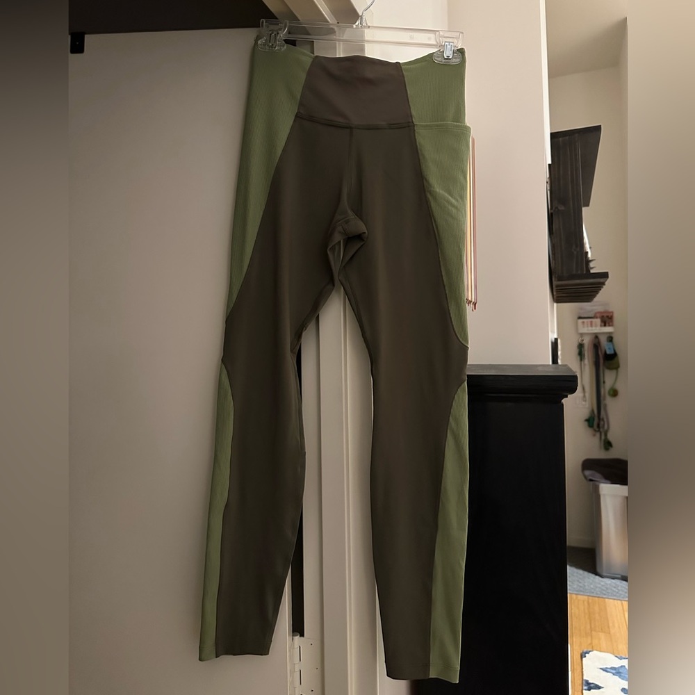 EUC Nike Green and Olive Leggings